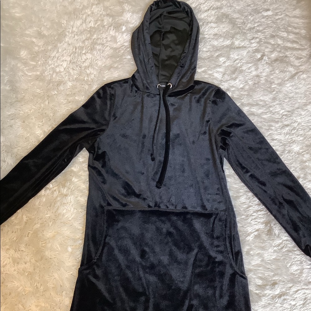 NWOT PRETTY LITTLE THING VELVET HOODED DRESS
